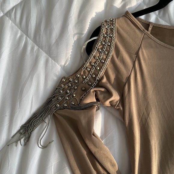 Medium nude mini dress with chain & stud detailing on the sleeve - Picture 2 of 2